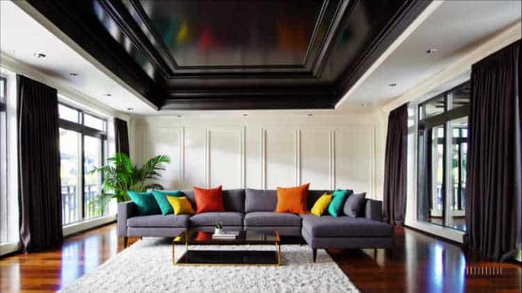 A living room featuring a bold navy ceiling with contrasting white walls.